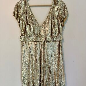 Gorgeous sequined dress (Carrie Underwood)